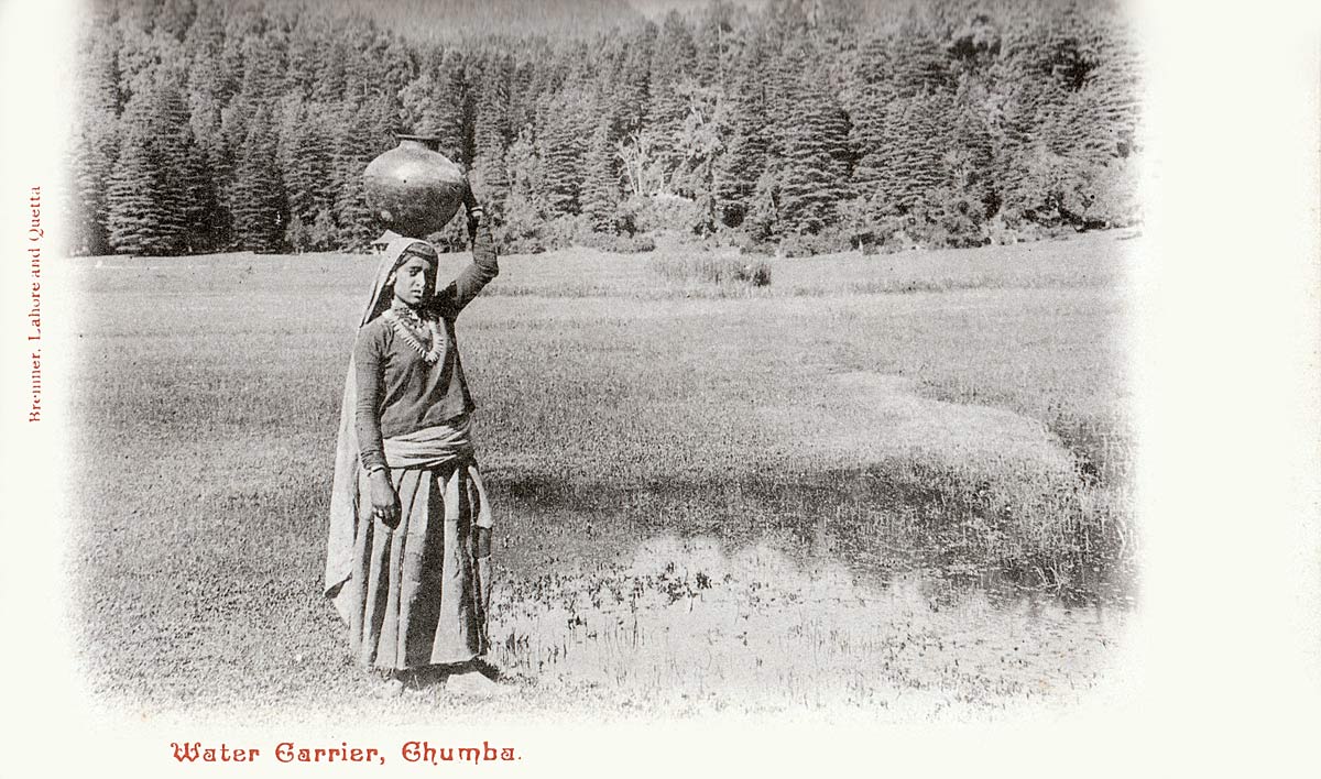 Water Carrier, Chumba